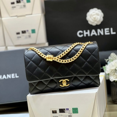 Chanel香奈兒 2023k 秋冬高級成衣系列 本季最火最搶手的小金柱調節包 正品購入開發 22k 新款真是一包難求！貨量非常少！像這樣的熱門款式，都需要溢價買 沿用cf經典版型，鏈條增加了小金柱調節扣真的太實用啦 可以隨意調節長短 超級