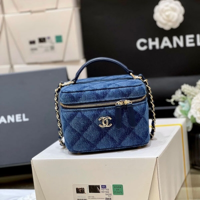 Chanel香奈兒 2023k 最難買的丹甯牛仔化妝包 這麼小的布包，可想而知他的工藝有多難 顏值擔當，上身非常好看 容量也非常大，可以放大手機哦 撞包幾率非常低，正品產量特別小 獨家原廠丹寧牛仔 3171 尺寸15*11.5*12cm