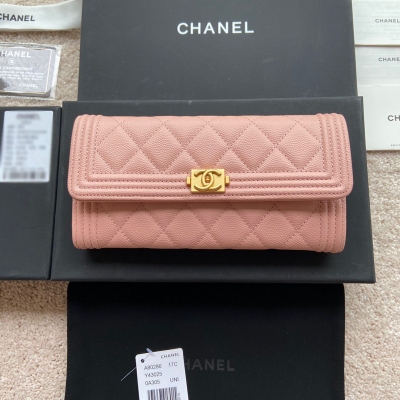 Chanel香奈兒 小香進口義大利細顆粒牛皮 貨號:A80286 尺寸:w19×h10.5×d3cm 顏色:粉色細球紋金色嘜