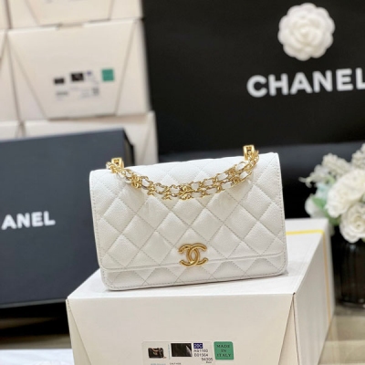 Chanel香奈兒 2023k 秋冬高級成衣系列 荔枝牛皮woc 超難買的款式之一 經典Woc版型加了一條雙c鏈條手柄 更加實用好看，可以手拎，可以背 還是最最貼心的haas荔枝牛皮！還可以放大手機 超級推薦 獨家原廠正品haas荔枝皮 A