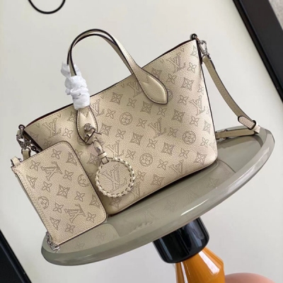 LV路易威登 LOUIS VUITTON LV路易威登 M21848 M21849 Blossom 小號手袋選用鏤花穿孔牛皮革，以悠閒格調演繹實用功能。內隔層配有可拆卸拉鍊袋，輕鬆容納日常所需；手柄方便手拎或肘挎，可拆卸並調節的肩帶增添肩背