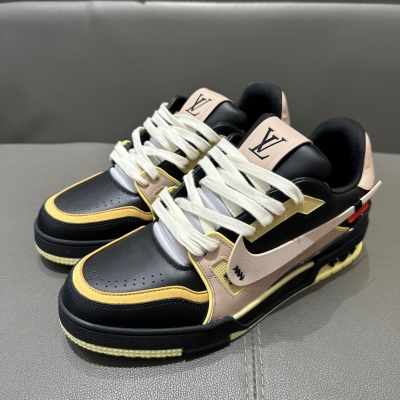 LV路易威登 Trainer Nike聯名運動鞋 粒面牛皮革玩味色彩和比例玄機，再以工致鞋面和側面手寫標識壓紋延續標誌性筆觸。經典構型出自 Virgil Abloh 之手，展現復古籃球鞋的靈感啟發 38-45