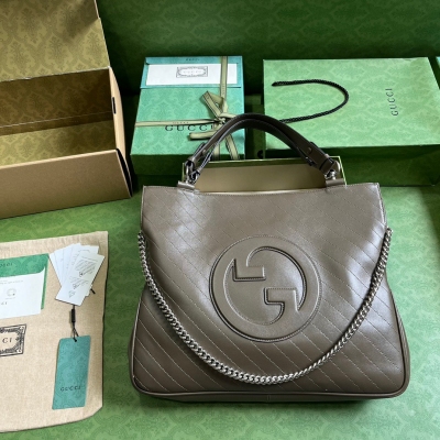 GUCCI古馳 Blondie系列中號托特包。Gucci Blondie系列包袋匠心綴飾以品牌典藏符號元素為靈感打造的圓形互扣式雙G元素。這款Gucci Blondie系列托特包配有頂部提手和鏈式肩帶，包身醒目綴飾以皮革貼飾匠心打造的品牌標