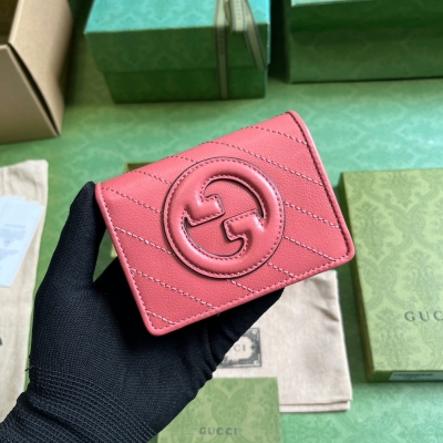 GUCCI古馳 Blondie系列卡包。Gucci Blondie系列以品牌頗為大膽的一款圖案搭配同色調皮革設計，處處散發著含蓄內斂的氣息。該系列匠心融蘊圓形幾何風格互扣式雙G，盡展Gucci現代美學設計。在這款棕色皮革卡包上，該標識細節于