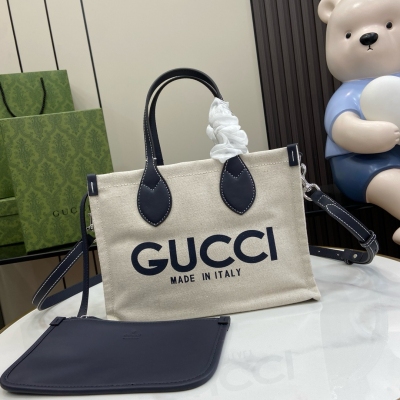 GUCCI古馳 GG 新品 印花迷你托特包，品牌標誌性印花不斷煥新演繹，生動彰顯品牌別具一格的美學理念。作為2024早春系列的重要敘事元素，“Gucci Made in Italy”印花匠心點綴這款米色帆布托特包，與藍色滾邊和GG Supr