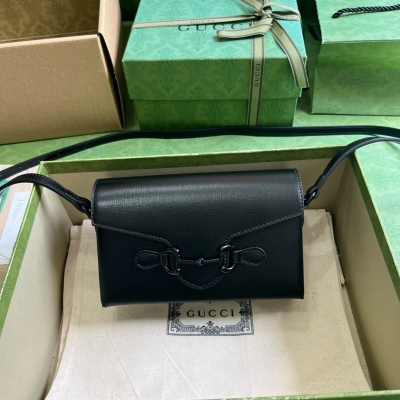 GUCCI古馳 Gucci Horsebit 1955系列迷你手袋。這款Gucci Horsebit 1955系列手袋以迷你造型彰顯標誌性配件。標誌性馬銜扣採用同色調黑色樹脂打造，為配飾注入新意。 搭配可調節肩帶，令整個設計倍添魅力。黑色皮