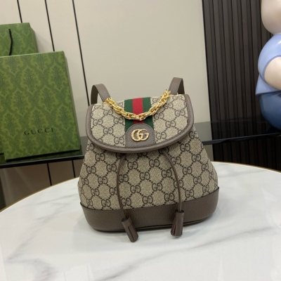 GUCCI古馳 新品 Ophidia系列迷你背包。Ophidia系列融合Gucci傳統精髓與現代設計，匠心呈獻亮眼新作。這款背包採用棕色和白色GG Supreme帆布精心製作，搭配經典織帶設計注入品牌內涵。可調節肩帶更添現代風範。米色和白色