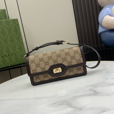 GUCCI古馳 新品 Luce系列迷你肩背包。Gucci Luce系列包袋散發著濃郁的俏皮感和趣味感，“Luce”在義大利語中意為“光明”。Original GG帆布為這款雅致迷你肩背包注入設計精髓。棕色皮革滾邊和淺金色調配件與米色和烏木色