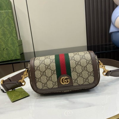 GUCCI古馳 新品 GG Ophidia系列超迷你肩背包。迷你斜挎包、公事包和托特包等甄選手袋以實用細節詮釋煥新風尚。這款Ophidia系列超迷你包袋以米色和烏木色GG Supreme帆布匠心打造，設有一個內部拉鍊袋，外部綴飾雙G和條紋織