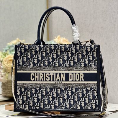 Dior迪奧 蘭D刺繡拼皮配肩帶 中號 Dior book tote 購物袋 這款Book Tote手袋靈感來自女裝創意總監瑪麗亞·嘉茜婭·蔻麗（Maria Grazia Chiuri）是體現Dior審美的主打產品。可收納各種日常用品，全新