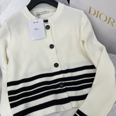 Dior迪奧 2024fw 拼條紋針織開衫經典條紋元素的搭配更有學院風格 定制面料與進口機器提花所呈現出來的高奢感 高貴優雅 無論單穿或者內搭都可以哦 SML