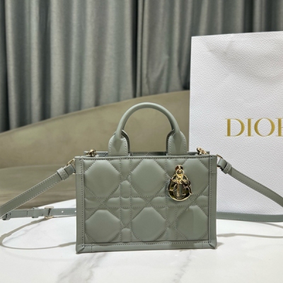 Dior迪奧 BOOK TOTE MINI（附肩帶）這款迷你手袋由瑪麗亞?嘉茜婭?蔻麗 (Maria Grazia Chiuri) 精心設計，豐富了經典的 Book Tote 系列。採用牛皮革精心製作，飾以經典的超大藤格紋緝麵線，搭配淺金色