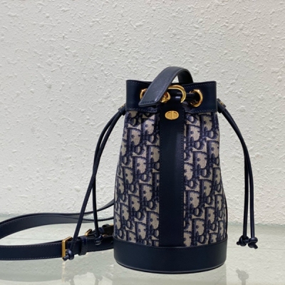 Dior迪奧 這款雙肩背包是二零二四春夏成衣系列新品，重新定義 Dior 現代優雅的經典標識。採用藍色 Oblique 印花面料製作，飾以精美的 CD 標誌，搭配抽繩開合，內部空間寬敞。小號款式，功能實用，配備可拆卸的手柄和多用可調節肩帶，