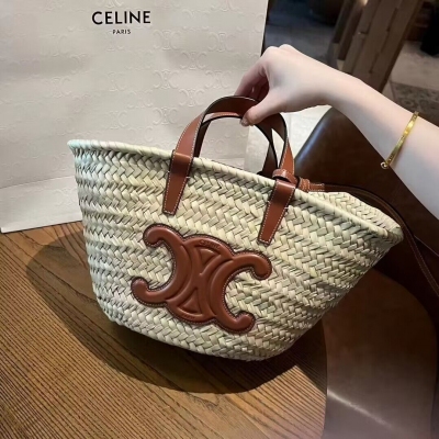 Celine 瑟琳  海外原單 野餐/海邊 夏日棕櫚葉提籃包 尺寸：19-20-10釐米 純手工草編 草編會有倒刺 多餘的草編頭純屬正常 是純天然的美 真實 實用 不誇張也日常 生活永遠那麼肆意 手提 肩背兩種方式 手工編織尺寸略有偏差