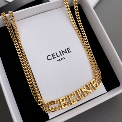 Celine 雙層鏈字母手鏈/choker 手鏈，超級愛的一套！極簡的設計經典的字母元素！超級推薦項鍊編號太太太完美啦必須一套入！雙面都非常精緻！百萬進口精雕機雕刻而出，線條流暢清晰！質感滿滿！非常光滑細膩！沒有半點麻點！認准我們家出品！