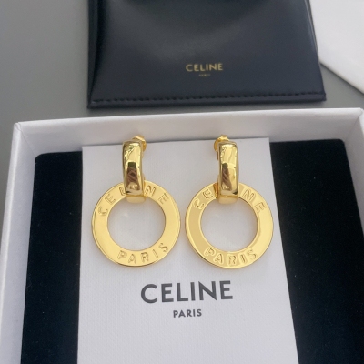 Celine 鏤空金圈耳釘 極簡設計時尚感爆棚！閉眼入配包裝！時尚又簡約，又很有創意的設計，非常仙，非常柔美，落落大方！因為極其簡單的設計，越是要做好，才有那種復古港風味道出來，一股中古風Vintage范，極簡而不簡，個性時髦氣質，非常適合