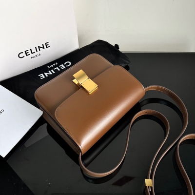 Celine 經典款CLASSIC BOX拋光小牛皮手袋手搓紋，原廠正品皮 全鋼五金，teen 尺寸18.5 X 14 X 6cm，外100%進口牛皮，內100%小羊皮襯裡，金色金屬件，內側拉鍊口袋和雙層扁平口袋，可拆卸可調節皮革肩帶