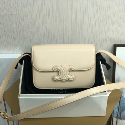 Celine 全新CUIR TRIOMPHE Box 凱旋門logo皮標 牛皮搭配內裡羊皮低調有高級感的復古、新版皮標LOGO相當精緻可肩背/斜挎/手拿、搭配可調節肩帶。尤其適合日常休閒風穿搭 size：22cm 全皮黑色18cm/22cm