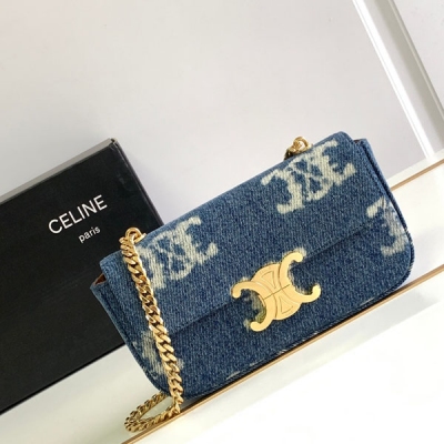 Celine 2024全新系列 TRIOMPHE小號牛仔織物鏈條肩背包 全新限定牛仔TRIOMPHE 鏈條肩背包 夏季新出牛仔系列鏈條腋下包 牛仔織物+凱旋門印花圖案 搭配凱旋門金屬鎖扣超有質感 小巧精緻的包型 日常百搭各種風格不會突兀 高