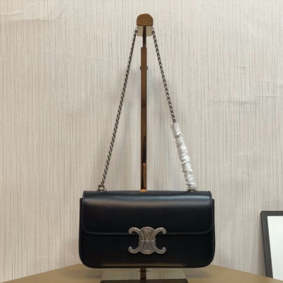 Celine 2024新品 小號亮澤牛皮革鏈條包 小款鏈條腋下包 銀色金屬鏈條腋下包也很絕 搭配標誌性復古凱旋門鎖扣 貴氣十足 精緻感滿分 又酷又颯 可甜可鹽 容量也不小 手機口紅氣墊鑰匙通通可以放 牛皮革搭配羊皮革襯裡，肩背，搭配TRIO