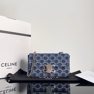 Celine 新款腋下包丹甯系列，全鋼五金CLAUDE通體TRIOMPHE牛仔布鏈條肩背包DENIM/SILVER，尺寸：20.5 X 11.5 X 4cm，織物，羊皮革包邊，織物襯裡，銀色飾面，單肩腋下肩背，TRIOMPHE金屬鎖扣，1個