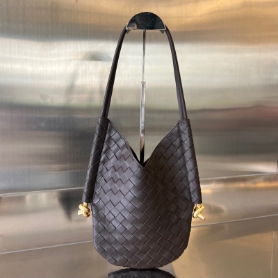 BV Bottega Veneta 2023早秋系列 十分之隨性慵懶風格造型 編織工藝的美 超越時尚的奢華是極簡！柔軟舒適羊皮 自帶高級質感，立體有型。兩邊側面五金點綴 兼具了實用性和時髦感 也是一款經典大包，無明顯logo低調又有質感的經