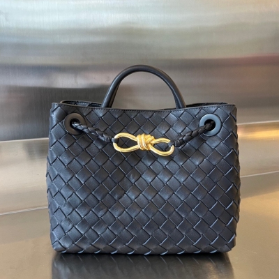 BV Bottega Veneta 2023春夏新款Andiamo手袋 眾多明星同款 經典的全身皮革編織搭配金色繩結扣 夠沉穩也夠瀟灑 整體皆由Nappa羊皮革製成 舒適柔軟且富有動感 可滑動的金屬繩結扣可以調整肩帶，單肩/手伶/斜挎 多種