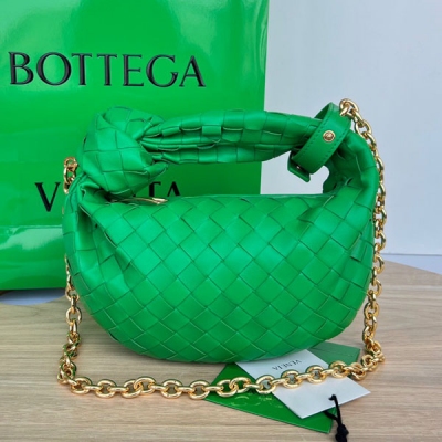 BV Bottega Veneta 早秋新款 JODIE 鏈條新版 該牌子最熱門的 jodie 在原有手拎的基礎上增加了更女性優美的鏈條編織羊皮手感柔軟 飽滿圓潤的造型一直很受歡迎 新版最吸引的地方就是加入了可拆卸的金屬鏈條點綴 可手拿的同