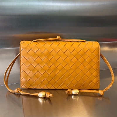 BV Bottega Veneta 2023 春夏新款TRIO POUCH ON STRAP繩帶手拿包 延續了品牌的編織紋 柔軟羊皮材質 簡約的包身設計 復古風情 無聲經典 肩帶系著扭結帶著小金球做為點綴 呈現出不同的工藝手法 內袋多隔層設