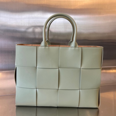 BV Bottega Veneta 2023早春新品 Arco Tote 手拿包 中號Intreccio編織皮革托特手袋 單個可拆卸內部拉鍊口袋 內襯是複合絨面革 一看便愛上了 體態輕盈 小牛皮革質感柔滑 重要的東西也有收納空間 高級感十足