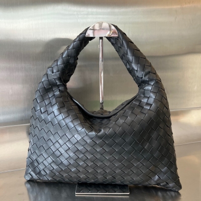 BV Bottega Veneta 新款小號HOP包，包身和提手由一整張皮革編織製成 包身柔軟慵懶 Hop象徵著對創新和永恆工藝的讚美 金字塔廓形 兼具了實用性和時髦感 摩登隨性，包口雙面閉合設計，更方便和安全性！牛皮質感也讓包包變得更加耐