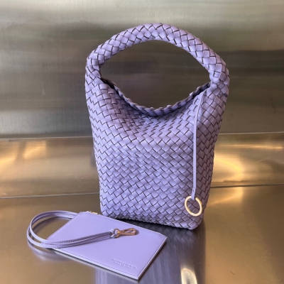 BV Bottega Veneta Cabat Bucket 水桶包。經典編織工藝”是品牌不可或缺的標誌性，細緻入微的編織工藝不僅令桶包展現高級感，更為其增添了靈動感，散發著簡約又典雅的美感，以柔軟細膩的羊皮質感而成，輕盈舒適，處處透露著高