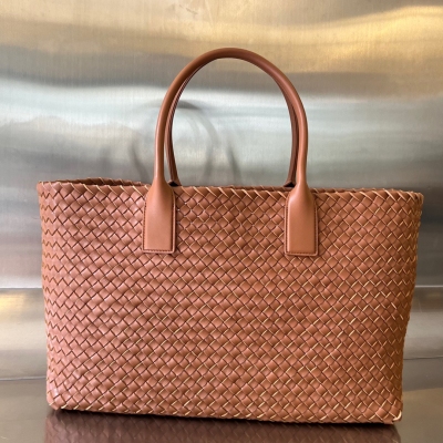 BV Bottega Veneta 新品Cabat大號購物袋來啦！最為經典的包包 帶你回到了最初的模樣 傳統的編織帶原皮原味的包工匠製作 超柔軟有質感 沒有Logo 但卻一眼認出它 這就是Bv粉一直都沉澱不出來的原因 想要低調有質感 輕便能