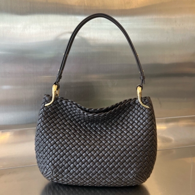 BV Bottega Veneta 2024早春新品Clicker 回歸了最經典小編織，整個包包運用了羔羊編織皮革，完美凸顯了咱們bottega的精湛工藝，固定肩帶處的金屬是使用繆斯黃銅以煙斗夾為靈感 突顯氣質高級感 知性優雅內裡容量大 足