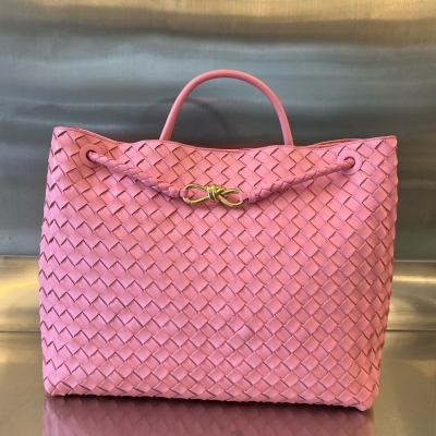 BV Bottega Veneta 2024春夏新款Andiamo手袋 眾多明星同款 經典的全身皮革編織搭配金色繩結扣 夠沉穩也夠瀟灑 整體皆由Nappa羊皮革製成 舒適柔軟且富有動感 可滑動的金屬繩結扣可以調整肩帶，單肩/手伶/斜挎 多種