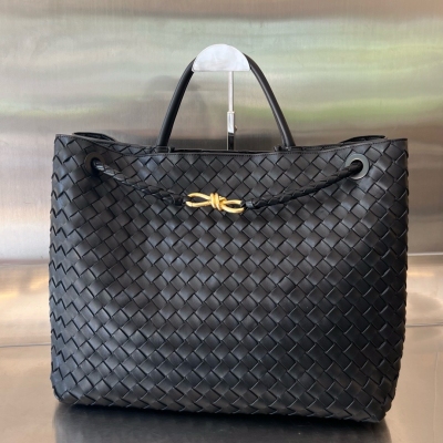 BV Bottega Veneta 2024春夏新款Andiamo手袋 眾多明星同款 經典的全身皮革編織搭配金色繩結扣 夠沉穩也夠瀟灑 整體皆由Nappa羊皮革製成 舒適柔軟且富有動感 可滑動的金屬繩結扣可以調整肩帶，單肩/手伶/斜挎 多種