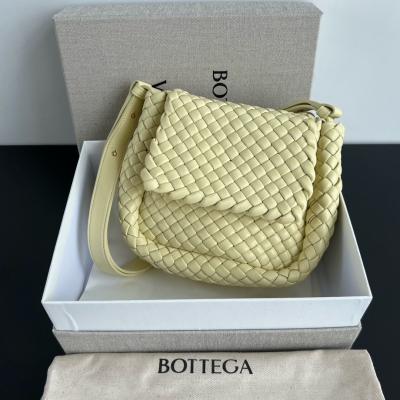 BV Bottega Veneta 秋冬新品Mini COBBLE 肩背包 經典的細編織回歸啦！ 回味不一樣的風格和回憶 同樣採用標誌性的intrecciato編織皮革工藝以及柔軟的小羊皮製成，設計風格簡約，優雅 俐落 凹顯極具格調的設計巧