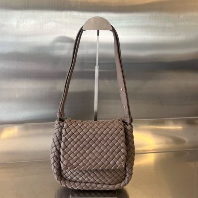 BV Bottega Veneta 秋冬新品Mini COBBLE 肩背包 經典的細編織回歸啦！ 回味不一樣的風格和回憶 同樣採用標誌性的intrecciato編織皮革工藝以及柔軟的小羊皮製成，設計風格簡約，優雅 俐落 凹顯極具格調的設計巧