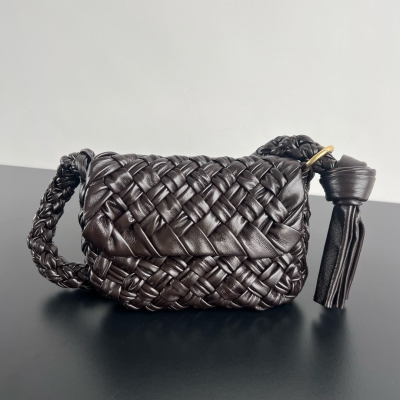 BV Bottega Veneta Kalimero Citta 手袋. Citta在義大利語中是“城市”的意思” 不僅設計好看又充滿藝術感 一看就會覺得包包主人很有品味！真的很美 由技藝精湛的工匠用3cm寬的皮條圍繞堅硬的模具純手工完成編