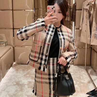 Burberry巴寶莉 2023fw 復古經典格子外套 經典時髦 復古俏皮休閒百搭 磨毛的毛須感細節滿分 定制面料面料質感一流配色簡約大牌 SML