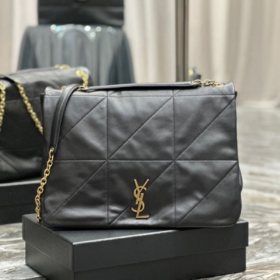 YSL聖羅蘭Yves Saint Laurent SLP JAMIE 羊皮款 新品大包真的有戳中我心巴，誰懂啊？進口義大利小羊皮，整個包型以經典復古做舊版的設計，打破元素，非常好看時髦，且不會過時，基礎款也可以搭配的很有feel，不爛大