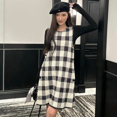 YSL聖羅蘭Yves Saint Laurent DIOR迪奧 2023fw 復古格子背心裙直筒版型完全不挑人 進口機工藝版型上身巨顯瘦 格子元素時髦大氣 一如既往惹人愛 非常乖乖女形象 第一眼就愛住了 SML