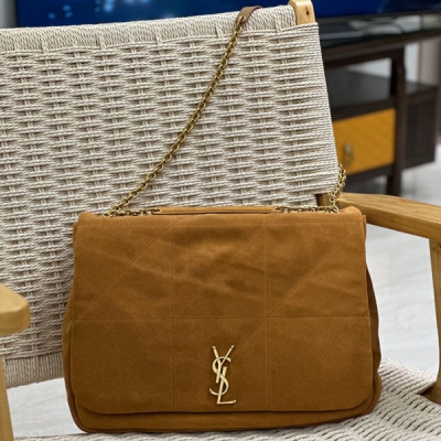 YSL聖羅蘭Yves Saint Laurent JAMIE 麂皮款 新品大包真的有戳中我心巴，誰懂啊？進口義大利麂皮，整個包型以經典復古做舊版的設計，打破元素，非常好看時髦，且不會過時，基礎款也可以搭配的很有feel，不爛大街，材質耐