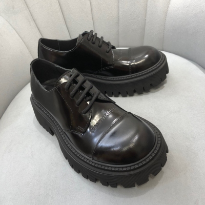 Balenciaga巴黎世家 新款大頭馬丁靴，原版純銅雙拉鍊，整體更酷炫的感覺，無論怎麼搭配走在街頭都是亮點！鞋面進口開邊珠牛皮，內裡羊皮，原版開模橡膠發泡底，後跟5.5cm前掌3.5cm，碼數35-39（40定做）