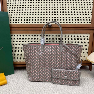 Goyard（戈雅）為慶祝其品牌成立170周年紀念日推出限量版，採用全新獨家Claire-Voie米灰色帆布，其內部的帆布塗層和獨特的外部三角形都是相同的顏色，給人一種可以通過帆布看到襯裡的視覺錯覺，全新Claire-Voie系列以三種顏色