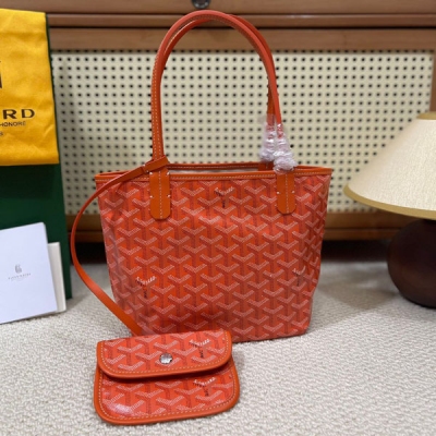 Goyard（戈雅）成立於1853年，已超過150年的歷史，面料以麻，棉及大麻纖維混合織成後再塗上光面的樹膠醛醣，防水，結實，耐用，備受明星，王室，貴族的熱捧，11個顏色正品購入打造，小巧玲瓏，超級實用的一款小包，另配一個精緻零錢包，尺寸: