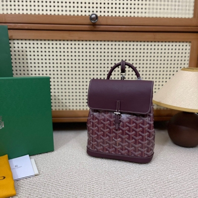 Goyard戈雅 新版本二代mini Alpin出貨啦 以Goyard秉承的傳統工藝，在細節之處盡顯巧思，精心放置的一些金屬環，匠心打造的牛皮手柄，由原先的抽繩更換為側邊按扣開合更為方便，是一款實用多功能包，可手拎，也可肩背或斜跨在身上，還