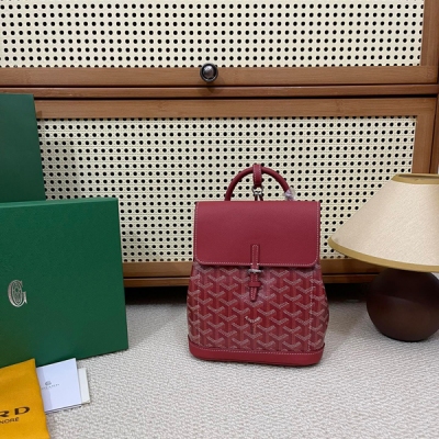 Goyard戈雅 新版本二代mini Alpin出貨啦 以Goyard秉承的傳統工藝，在細節之處盡顯巧思，精心放置的一些金屬環，匠心打造的牛皮手柄，由原先的抽繩更換為側邊按扣開合更為方便，是一款實用多功能包，可手拎，也可肩背或斜跨在身上，還