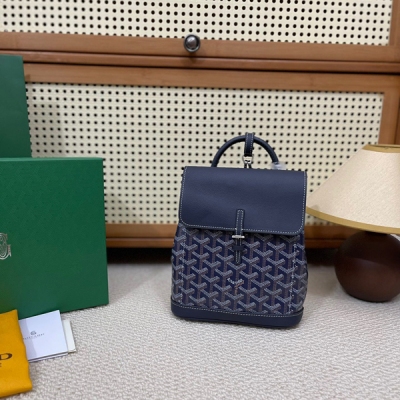 Goyard戈雅 新版本二代mini Alpin出貨啦 以Goyard秉承的傳統工藝，在細節之處盡顯巧思，精心放置的一些金屬環，匠心打造的牛皮手柄，由原先的抽繩更換為側邊按扣開合更為方便，是一款實用多功能包，可手拎，也可肩背或斜跨在身上，還