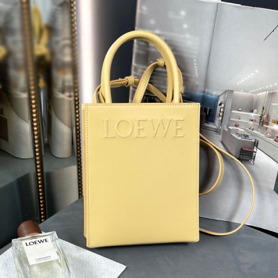 Loewe羅意威 Standard A5 Tote手袋/棕色 採用底部信封結構，可通過頂部提手或可拆卸肩帶攜帶，油亮牛皮革製成，正面飾有徽章壓紋，內襯人字紋棉紡布襯裡。小號尺寸:21x17x6cm 大號尺寸:36x28.5x7.5cm 編碼